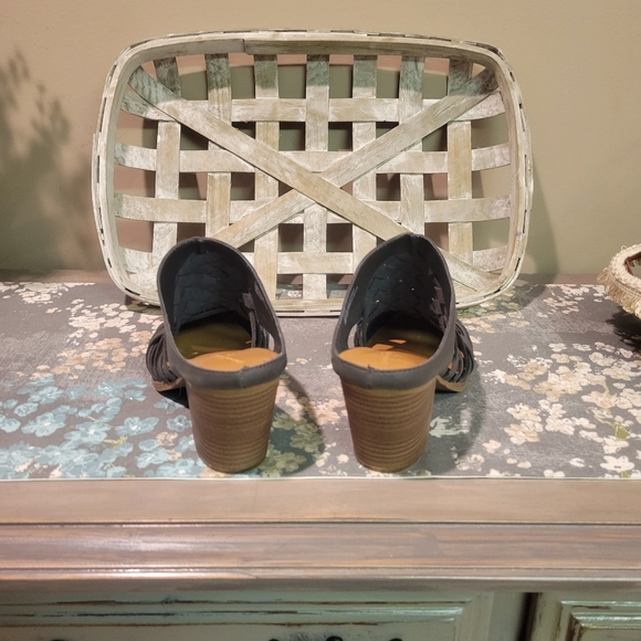 Universal Thread Gray Mules - Picture 4 of 9